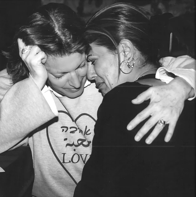 Deux femmes, arabe et juive, dans les cadre du travail Together Beyond Words, partage leur chagrin. (Photo Aviv Peretz)